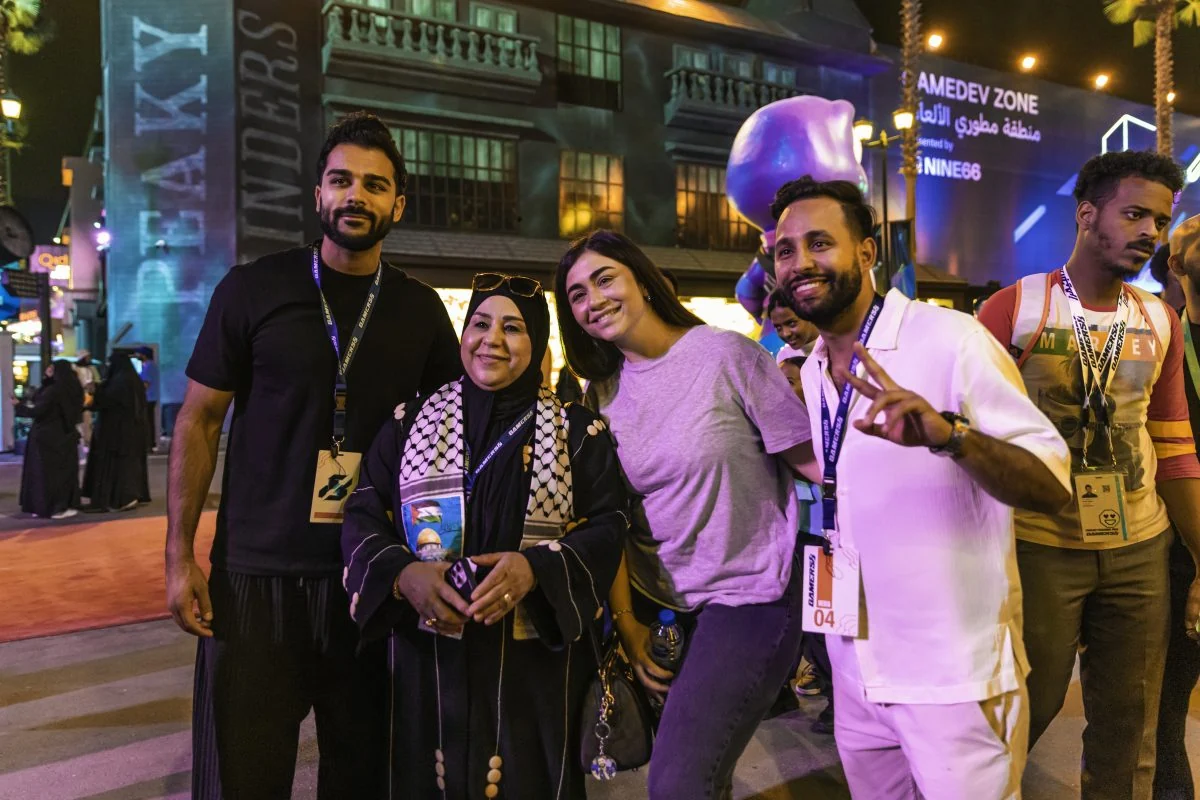 Anwar Jibawi poses with attendees at Gamers8 in Riyadh.
